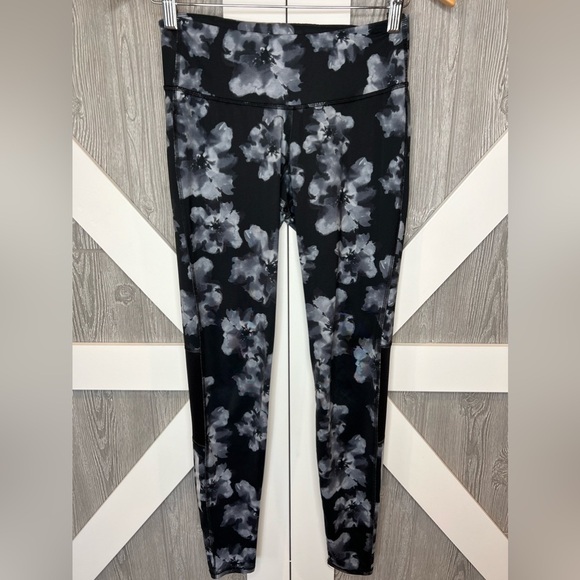 D11.9 Old Navy Black floral Capri compression leggings Size small S - Picture 1 of 5